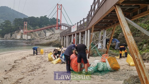 한려수도해상국립공원 내 정화활동을 벌이고 있다.