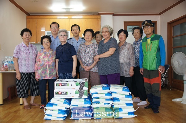 부산교도소직원들이 추석맞이 사랑나눔을 실천하고 있다.