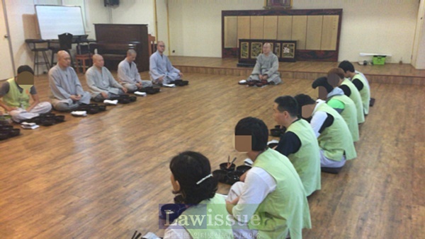 홍법사에서 보호관찰을 받고 있는 청소년을 대상으로 산사체험 프로그램 “나를 찾아 떠나는 여행”을 실시하고 있다.