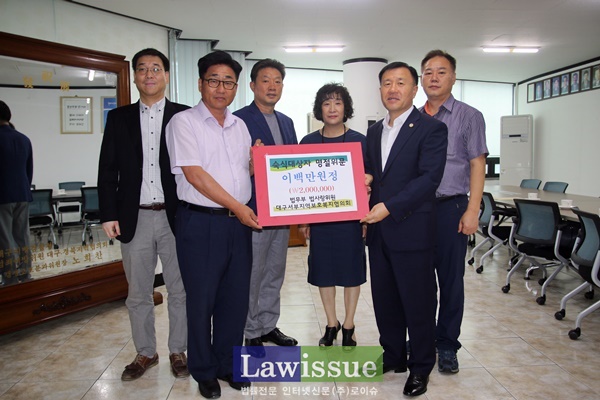 한상기 지부장(사진우측)과 최윤규 회장이 기념촬영.