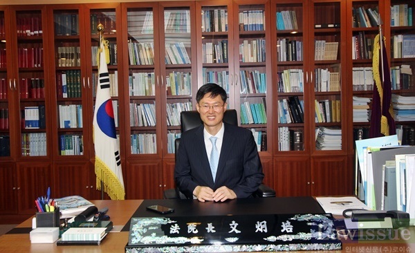 “괜찮은 사람으로 기억되고 싶다”고 하는 문형배 부산가정법원장.