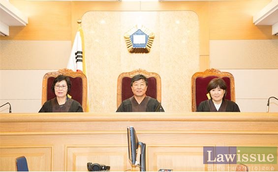 법복입기 체험을 하며 기념촬영.