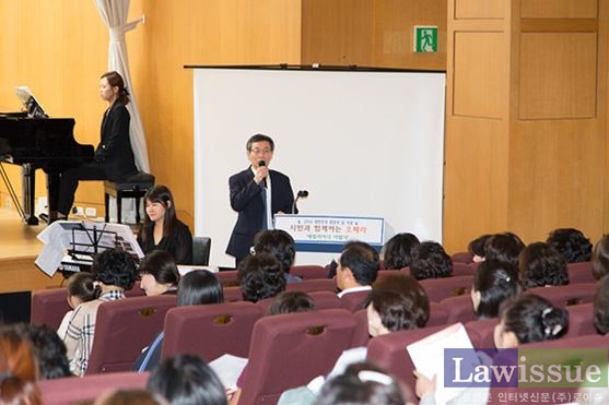 김형천 부산법원아카데미운영위원회 위원장(부산고등법원 수석부장판사)이 인사말을 전하고 있다.