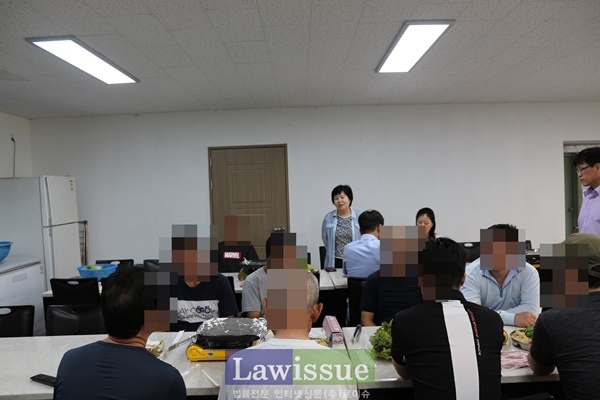 생활관 숙식대상자들이 문무일 부산고검장이 기증한 돼지고기로 회식을 하고 있다.