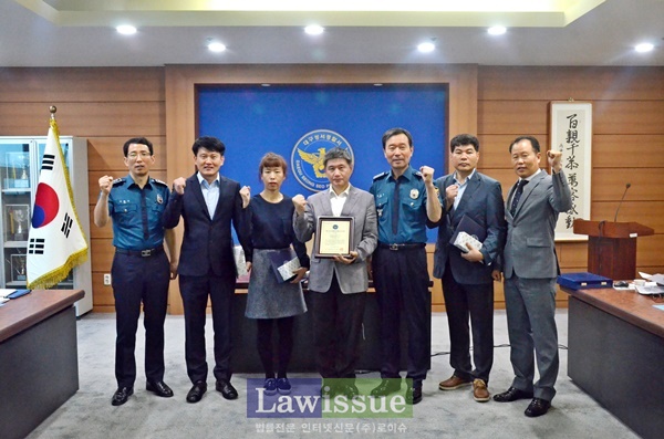 ‘베스트교통조사팀’으로 선정된 성서경찰서 교통조사2팀이 정동식 경찰서장(우측세번째) 등과 함께 파이팅을 하고 있다.