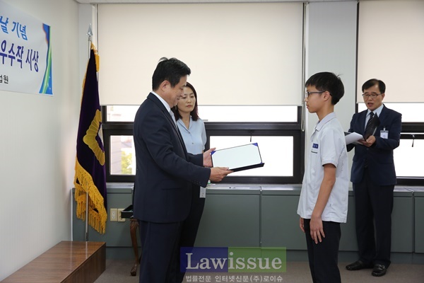 이강원 법원장이 직접 시상을 하고 있다.