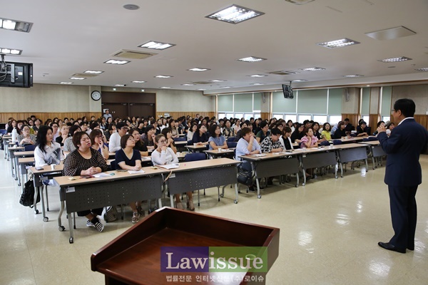 이강원 창원지법원장, 창원 학부모 200명대상 소통법원 특강
