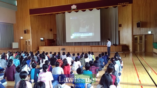 구서초등학교 학생들을 대상으로 아동학대예방 법 교육을 실시하고 있다.