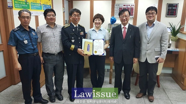 류상열 서장은 22일 대구은행 대곡역지점 박장미 행원에게 보이스피싱 사기 예방 공로로 감사장을 전달하고 기념촬영.