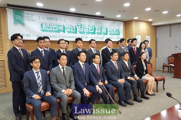 국가미래연구원 송승오 특별 연구위원 외 참석자들이 기념촬영을 하고 있다.