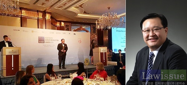 9월 27일 홍콩 샹그릴라 호텔에서 개최된 ‘아시아로 아시아-태평양 분쟁해결 시상식 2016(Asialaw Asia-Pacific Dispute Resolution Awards 2016)’에서 방준필 외국변호사(미국 뉴욕주, 뉴저지주)가 한국지역 ‘올해의 분쟁해결 스타상(Disputes star of the year)’을 수상하고 있다. 사진제공=태평양
