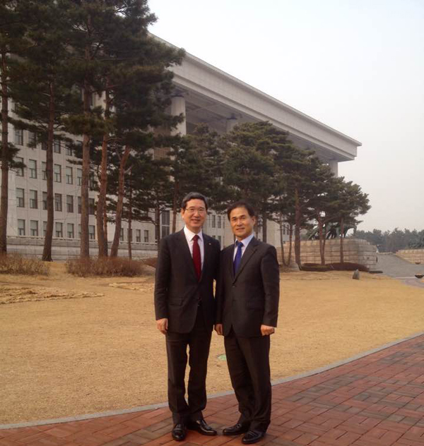 김학용 새누리당 의원과 장성근 경기중앙지방변호사회 회장(사진=장성근 변호사 페이스북)