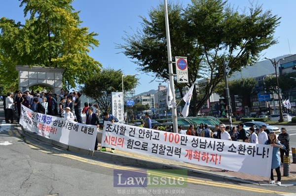 이재명 성남시장을 지지하는 시민들이 플래카드를 통해 입장을 대신하고 있다.(사진제공=성남시)