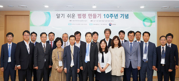 사진 1열 왼쪽에서 다섯 번째 송덕수 이화여대 부총장