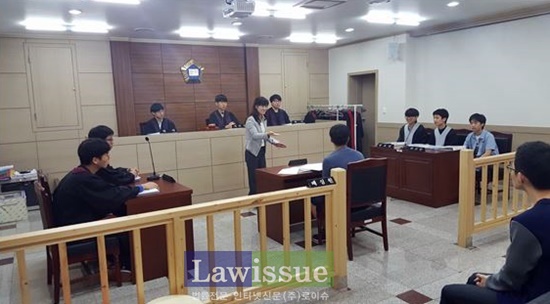 꿈키움캠프에 참가한 학생들이 모의법정 체험을 하고 있다.(사진제공=울산청소년꿈키움센터)