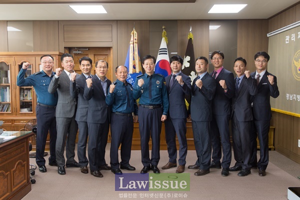 조현배 경남경찰청장(사진왼쪽 6번째)과 분야별 전문가 10명이 파이팅을 하고 있다.(사진제공=경남경찰청)