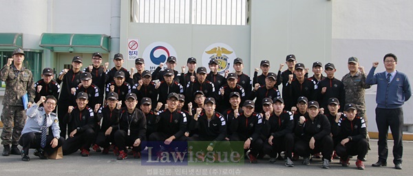 공군장병들이 대구교도소 참관을 마치고 파이팅을 하고 있다.(사진제공=대구교도소)