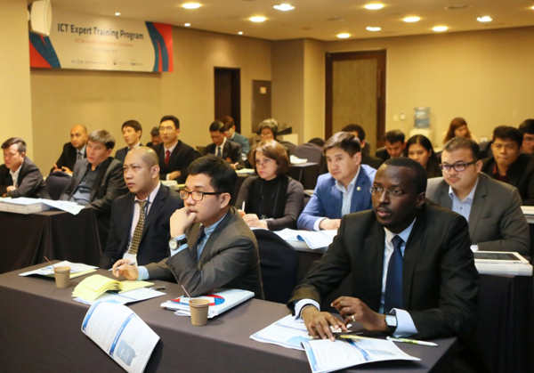 13일 오전 10시 서울 삼성동 라마다서울호텔 2층 컨퍼런스룸에서 ‘법률정보화서비스 과정 초청연수’가 열려 각국 참가자들이 한국 헌법재판소 정보화 발전 현황에 대한 강연을 듣고 있다.