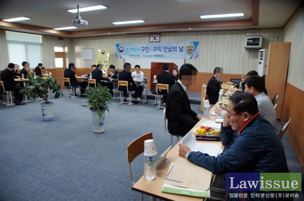출소예정자들이 정장을 착용하고 진지하게 면접에 임하고 있다.(사진제공=부산교도소)