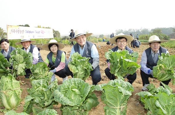 김현웅 법무부장관이 19일 오전 경기도 수원시에 있는 수원준법지원센터 가족사랑농장인 칠드런 퍼스트(Children First)를 방문하여 농작물을 수확하고 있다.(사진=법무부)