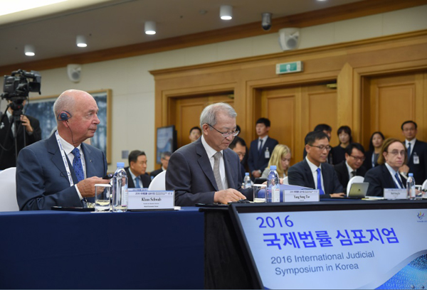 가운데가 양승태 대법원장(사진-대법원)