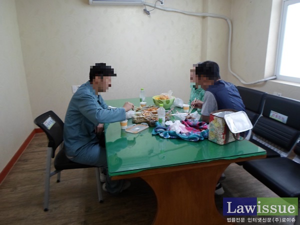 수형자가 가족접견을 하고 있다.(사진제공=부산구치소)