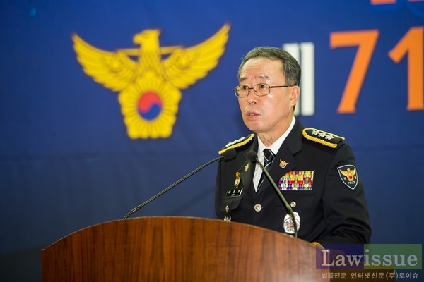 허영범 부산경찰청장이 대통령치사를 대독하고 있다.