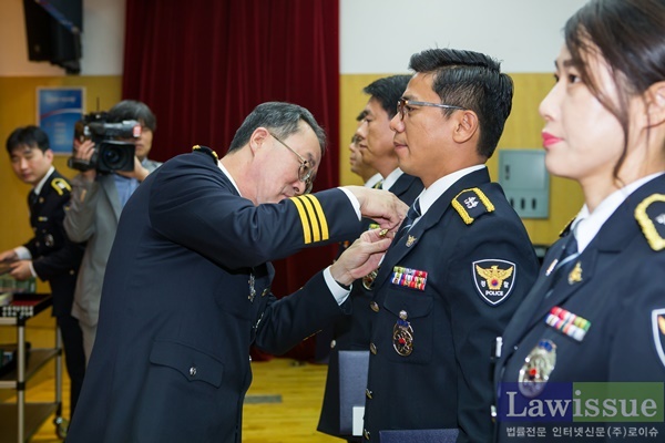 허영범 부산청장이 유공자포상을 하고 있다. (사진제공=부산경찰청)