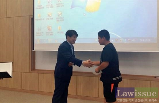 이상호 범죄예방정책국장이 우수학생을 시상하고 격려하고 있다.