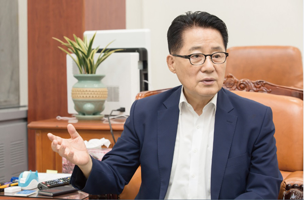 국민의당 원내대표인 박지원 비상대책위원장