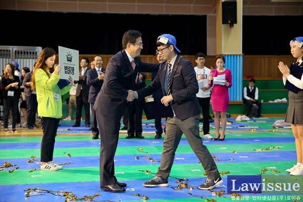 이강원 법원장이 창원지법원장상을 수상하고 격려하고 있다.