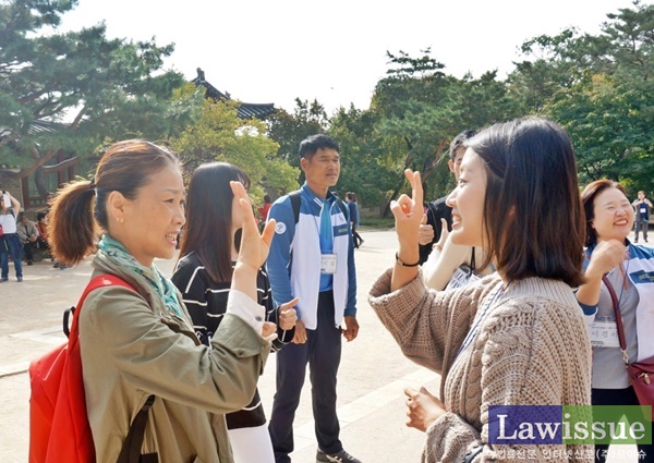 서로 수화로 대화를 나누고 있다.