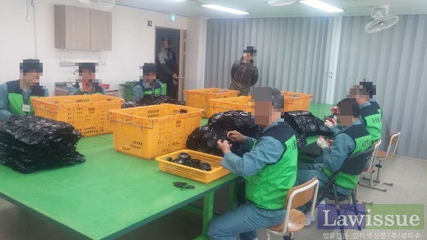 모범수형자들이 장애인시설에서 작업을 하고 있다.(사진제공=부산구치소)