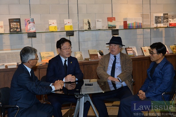 이재명 성남시장이 유족 대표단과 간담회를 갖고 있다.