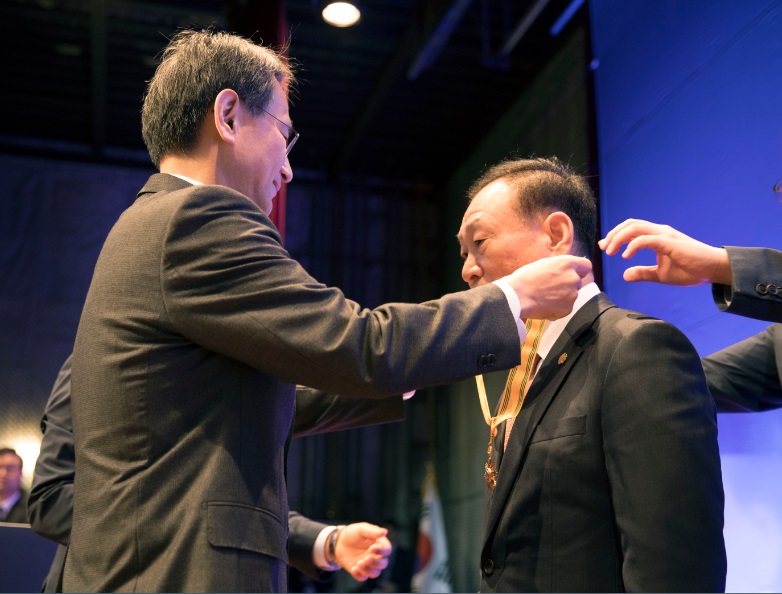 이창재 법무부 차관이 28일 정부과천청사에서 개최된 제71주년 교정의 날 기념식에서 한금희 경북북부제1(교도소) 교정위원에게 국민훈장동백장을 포상하고 있다.(사진=법무부)