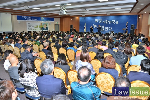 300여명의 제주도민들이 참석해 이재명 시장의 특강을 경청하고 있다.(사진제공=성남시)