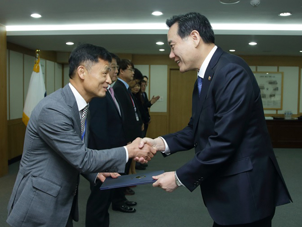 김현웅 법무부 장관이 31일 오전 정부과천청사 1동 대회의실에서 열린'법무정보화 자문위원회' 위촉식에서 김현곤 위원장에게 위촉장을 수여하고 있다. (사진=법무부)