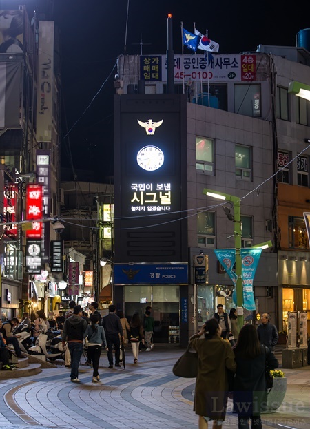현재 관광안내소로 사용되고 있는 창선치안센터의 건물 전면을 활용, 세로 7.5M 가로 3.3M 규격의 옥외조형물 형태로 제작된 무전기 치안센터.(사진제공=부산경찰청)