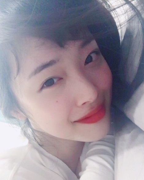 설리, 침대에 누워 복숭아 미모 발산 '심쿵'
