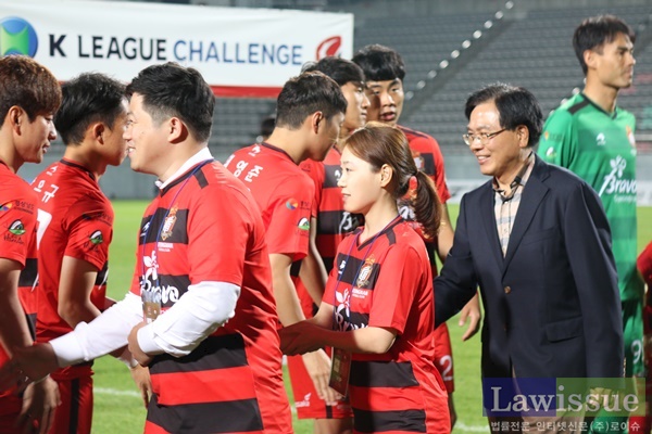 창원지법 법관들, 경남FC-안산무궁화FC 경기 관람 화합