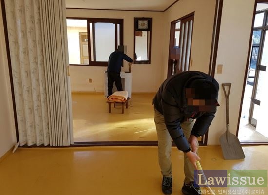 사회봉사명령대상자들이 집안 청소를 하고 있다.(사진제공=울산준법지원센터)