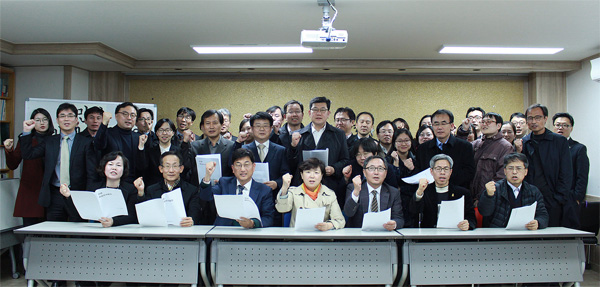 민변 정연순 회장(가운데) 등 회원 40여명이 민변 사무실에 모여 박근혜 대통령의 퇴진을 요구하고 있다.