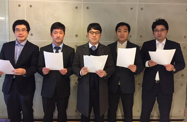 3일 설문조사 결과를 발표하는 한법협 김정욱 회장(가운데) 등 집행부