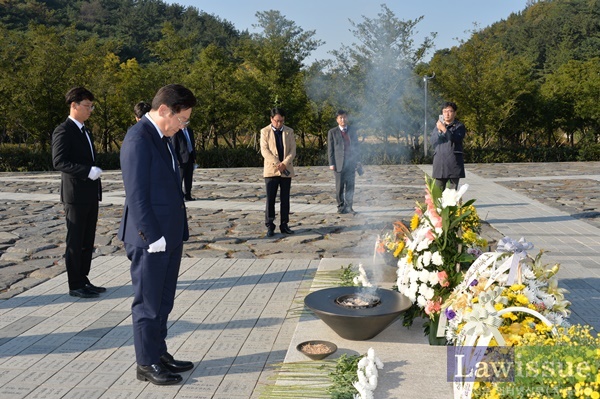 이재명 시장이 분향하고 참배를 하고 있다.(사진제공=성남시)