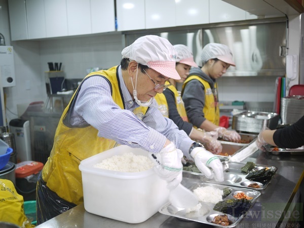 전국천사무료급식소 종로지부에서 배식봉사활동을 벌이고 있다.