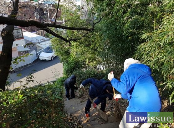 사회봉사대상자들이 학성공원서 청소를 하고 있다.(사진제공=울산준법지원센터)