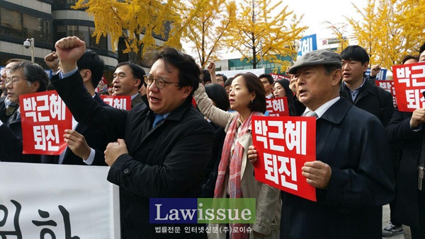박근혜 대통령 퇴진 카드를 들고 외치는 송두환 전 헌법재판관(우)