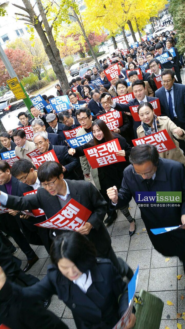 박근혜 대통령의 퇴진을 외치며 거리행진에 나선 전국의 변호사들