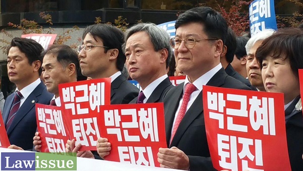 변호사들 시국선언 “국민 분노, 박근혜 대통령 퇴진” 거리행진