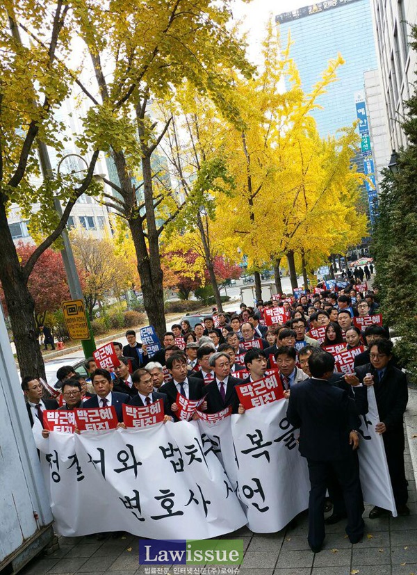 11일 서초경찰서에서 나온 한 형사가 변호사들의 거리행진을 막고 있다.